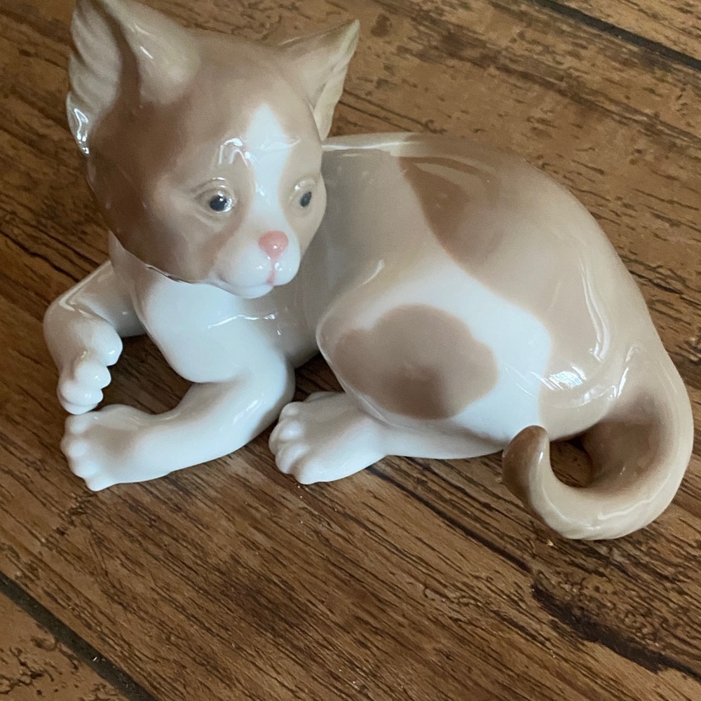 Ceramic Cat Figurine - Cream and Brown